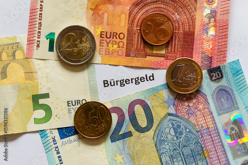 Euro-Banknoten und -Münzen mit dem Text „Bürgergeld“