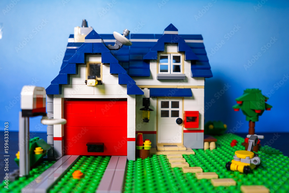 Naklejka premium Detailed LEGO Brick Construction of a Suburban Home with Landscaped Yard Displaying Architectural Creativity