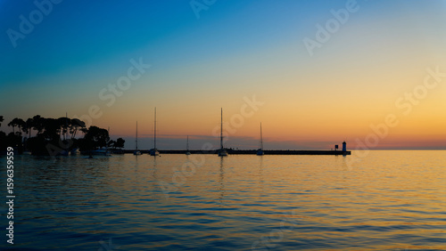 Anlegestelle auf der Insel Sveti Nikola vor der Küste von Porec in Kroatien zur blauen Stunde