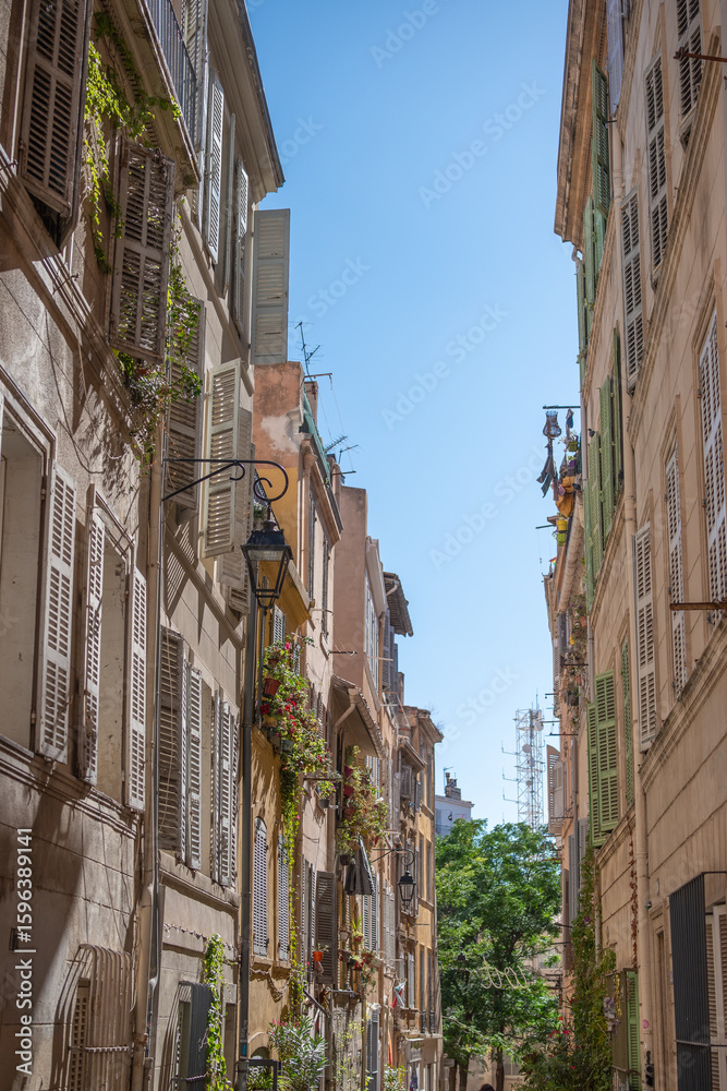 Fototapeta premium Le quartier du panier dans les rues de la ville de Marseille en France