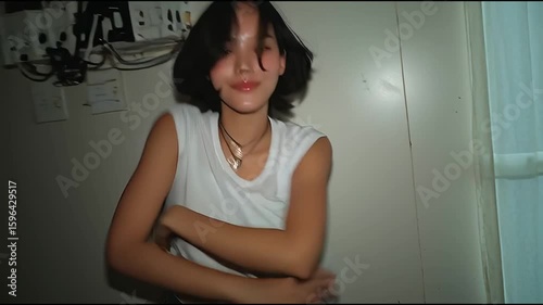 東アジアの女性美を切り取る｜横顔と脇ラインの優美な瞬間　アジアンビューティーの素肌美｜脇が映えるナチュラルポートレート