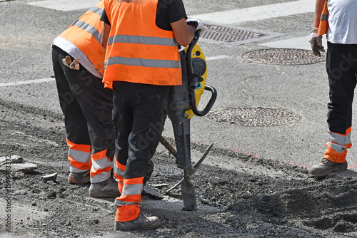 Ouvrier sur un chantier  routier
