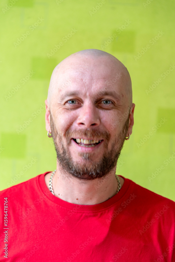 Obraz premium A man poses against a wall, making various grimaces