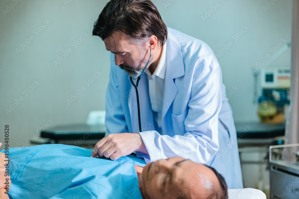 Obraz premium Doctor Checking Patient's Vital Signs