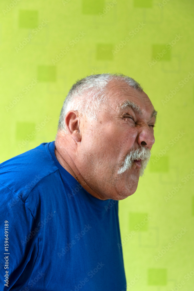 Obraz premium A man poses against a wall, making various grimaces