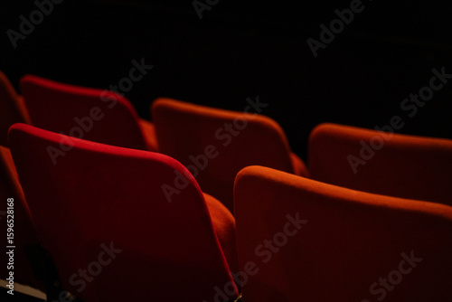 fauteuils de théâtre rouges