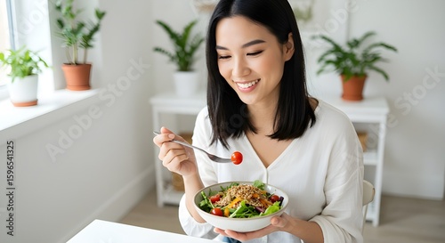 Photo Healthy Food Style Healthy Lifestyle con mujer feliz, mujer feliz, comiendo ingredientes frescos verdes ensalada orgánica.