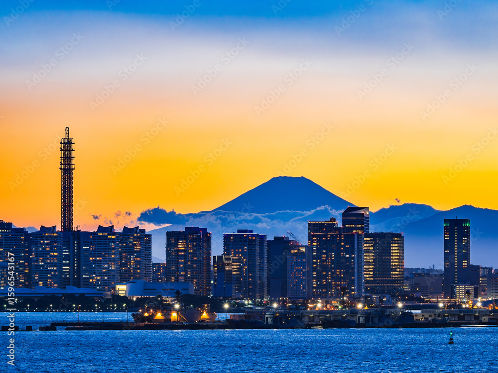 Obraz premium 横浜港のサンセットと富士山