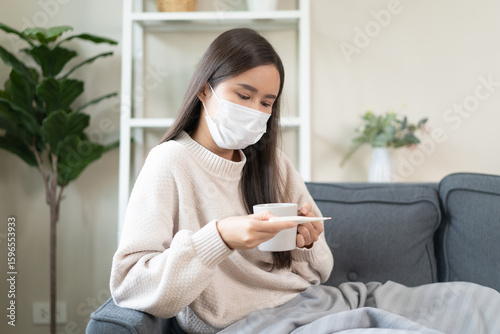 Photos Women have a fever and a sore throat, and feel sick and cold.