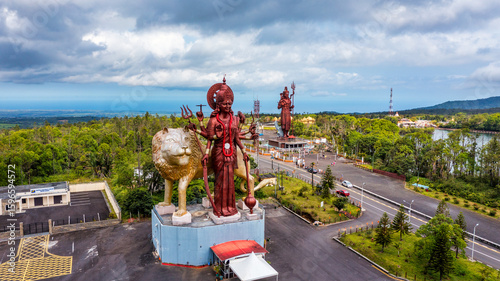 Fotografía A powerful Statue of the Hindu goddess Durga Maa with a golden lion in sacred Ganga Talao