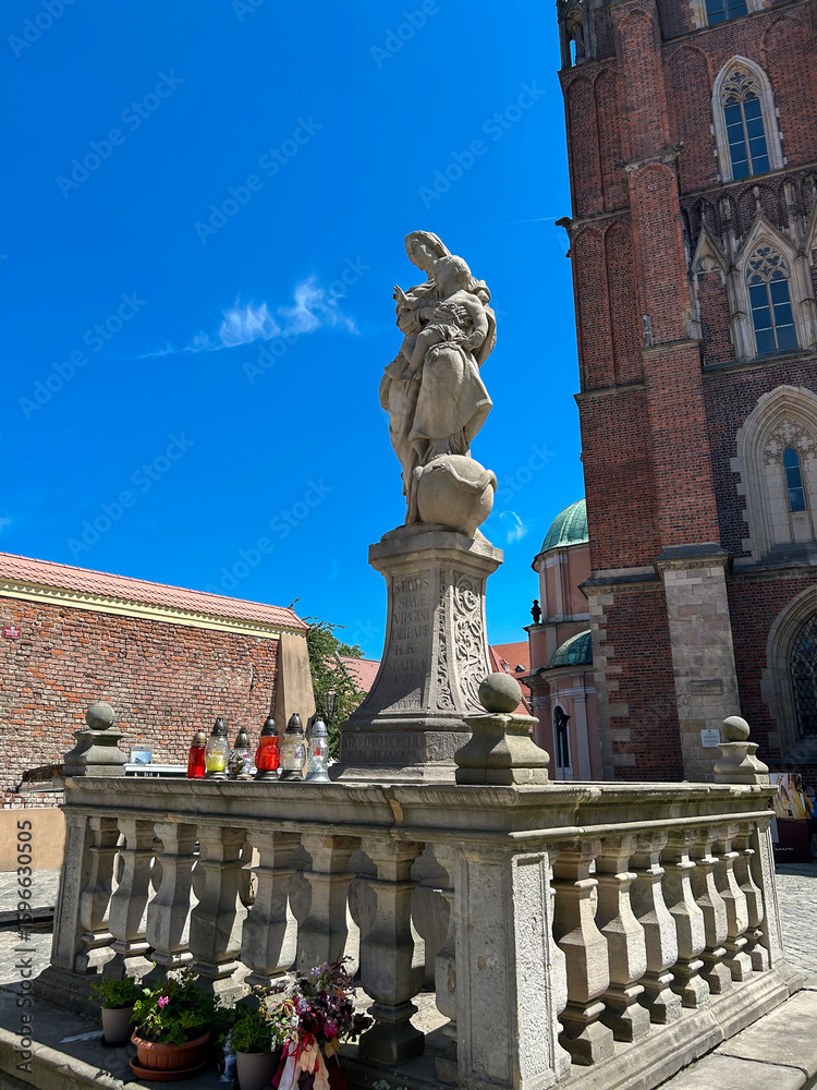 Fototapeta premium Statue Of Virgin Mary With Child. Wroclaw. Poland.