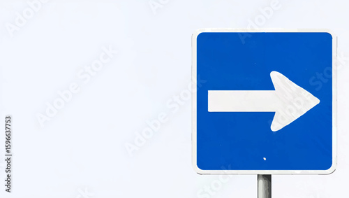 Diverse Freunde lachen und prostieren mit Bierkrügen im Brauhaus

