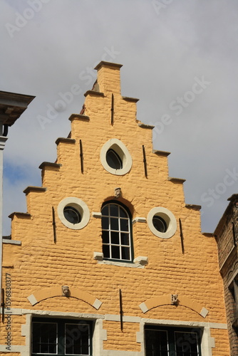 Casa con tejado escalonado en europa