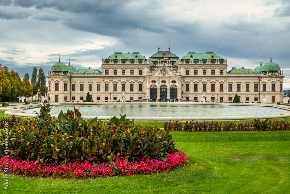 Fototapeta premium Historic Belvedere Palace with gardens in Vienna 
