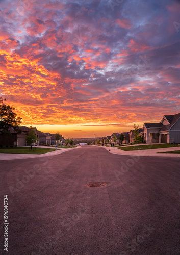 Fotografía Dramatic sunset seen above over-55 community near Georgetown in Texas