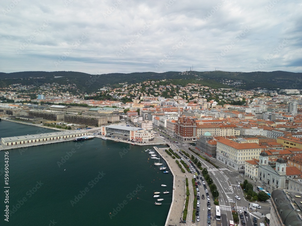 Obraz premium Triest - Włochy - miasto na południu Włoch. Zdjęcia z drona. Zabytki, pałace, zamki w wysokiej jakości.