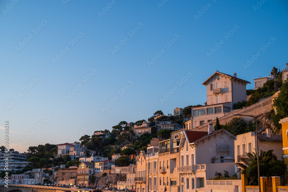 Obraz premium Paysage de la Corniche Kennedy au coucher de soleil, dans la ville de Marseille en France en été