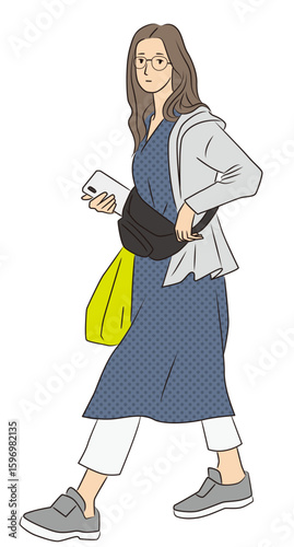 街中を歩く買い物帰りの女性