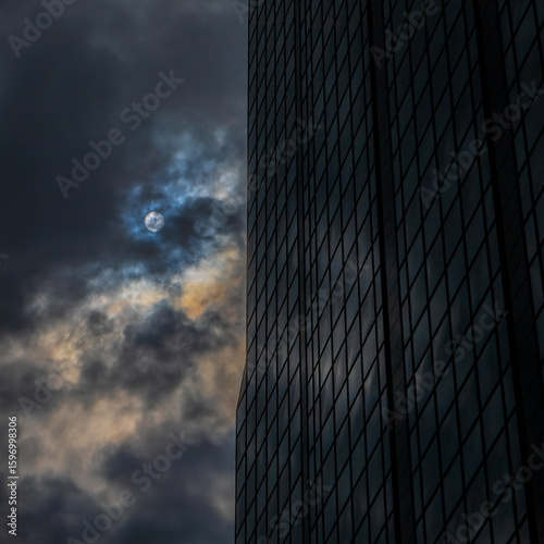 Tablou pe pânză Sun shines through high clouds and creates dramatically brilliant multicolored h