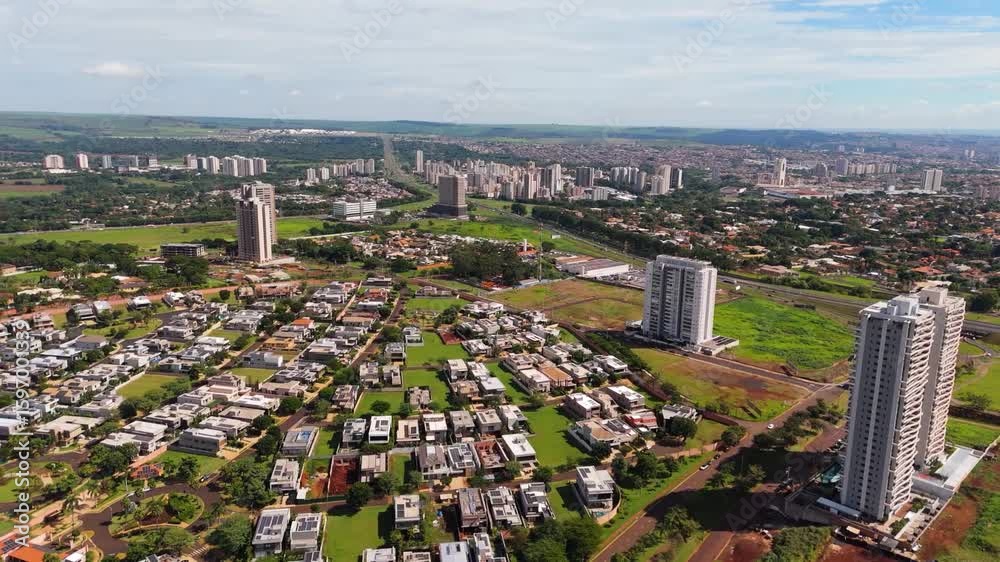 Drone sobrevoando condomínio residencial de alto padrão em Ribeirão Preto