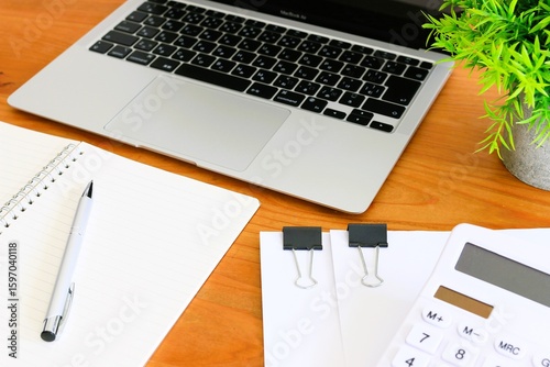 ビジネスイメージ　書類作成　ペーパーワーク