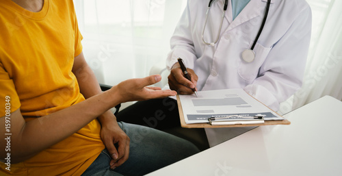 Carta da parati A male patient consults a doctor during a medical exam focused on prostate or testicular health, discussing symptoms, diagnosis, and treatment options with trust and professional care