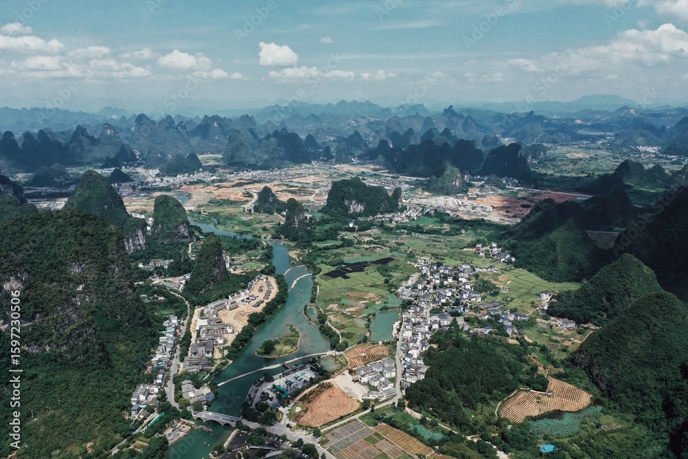 Fototapeta premium Captivating karst landscapes in Yangshuo, Guangxi, showcasing lush hills and winding rivers