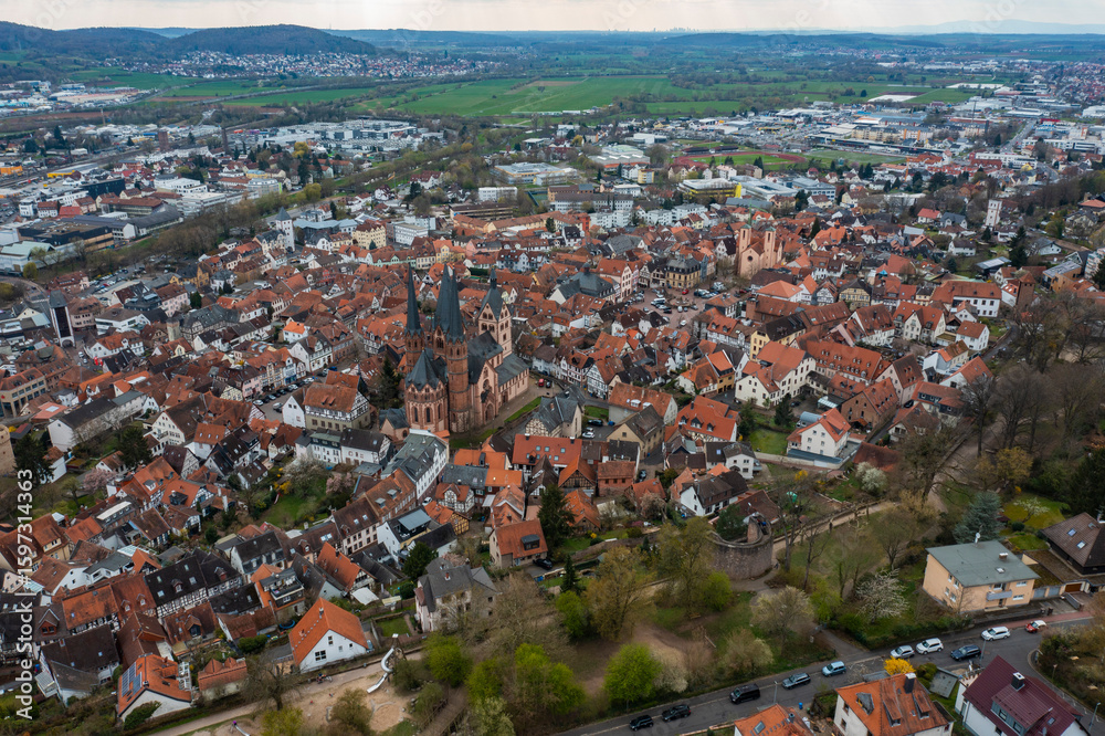 Obraz premium Aerial view of the old town of the city Gelnhausen on a cloudy noon in autumn in Germany.