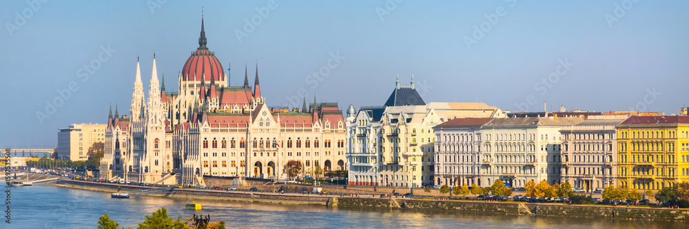 Fototapeta premium Budapest skyline panorama with Hungarian Parliament building and Danube river at sunset, Hungary