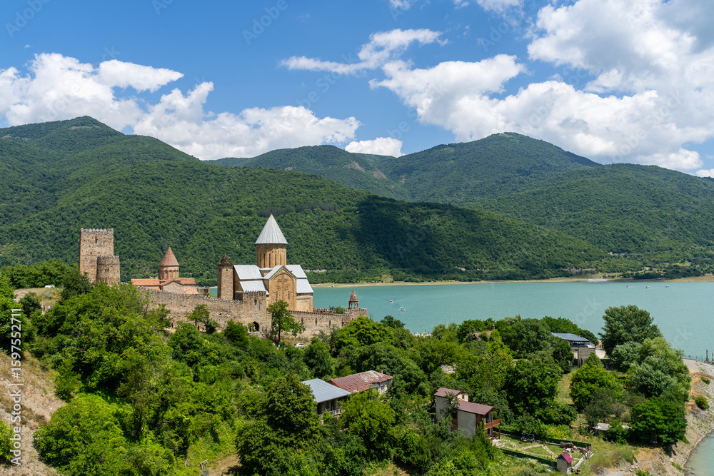 Fototapeta premium Fortezza di Ananuri sul lago Zhinvali, lungo la strada militare georgiana in Georgia