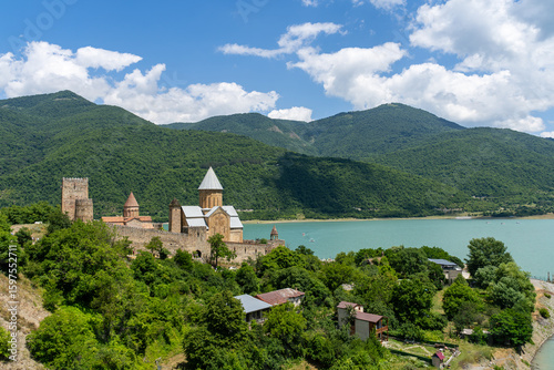 Foto Fortezza di Ananuri sul lago Zhinvali, lungo la strada militare georgiana in Geo