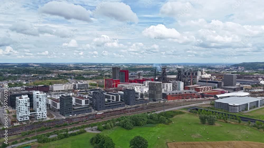 vue aérienne d'Esch Belval au Grand duché du Luxembourg, le quartier des affaires, avec les bureaux, l'université et le centre commercial qui entourent les anciens hauts fourneaux de la sidérurgie