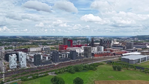 vue aérienne d'Esch Belval au Grand duché du Luxembourg, le quartier des affaires, avec les bureaux, l'université et le centre commercial qui entourent les anciens hauts fourneaux de la sidérurgie