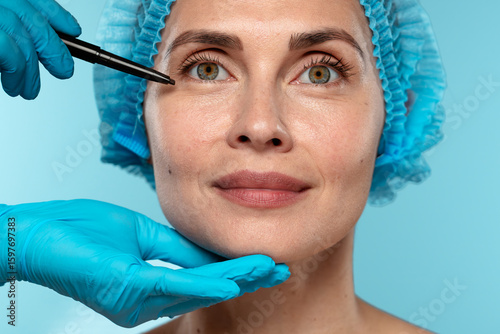 Bilde på lerret Professional Cosmetic Surgery Preparation Process Highlighted