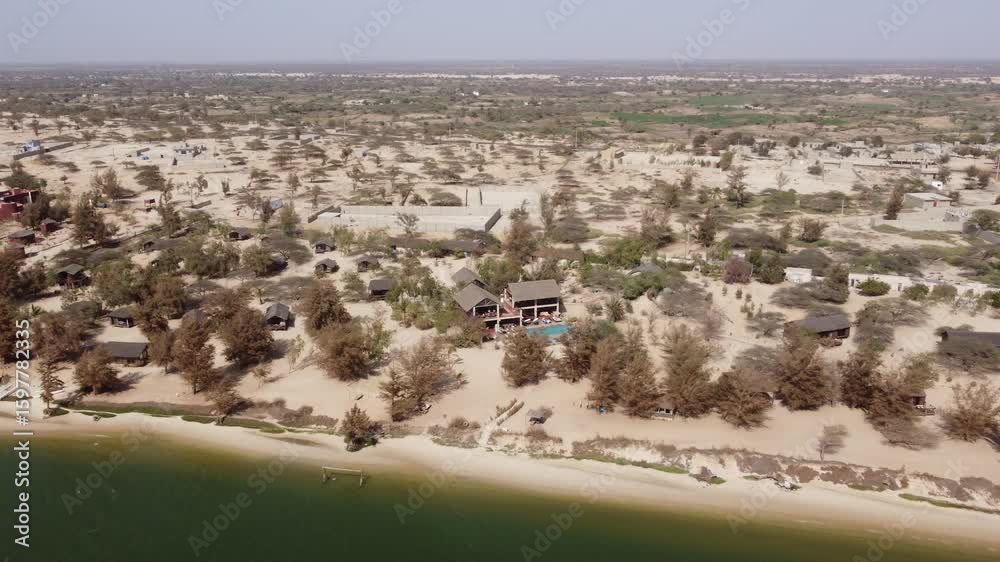 Vue aérienne de la Langue de Barbarie, Sénégal – Fleuve, ranch et hôtel au cœur de la nature

