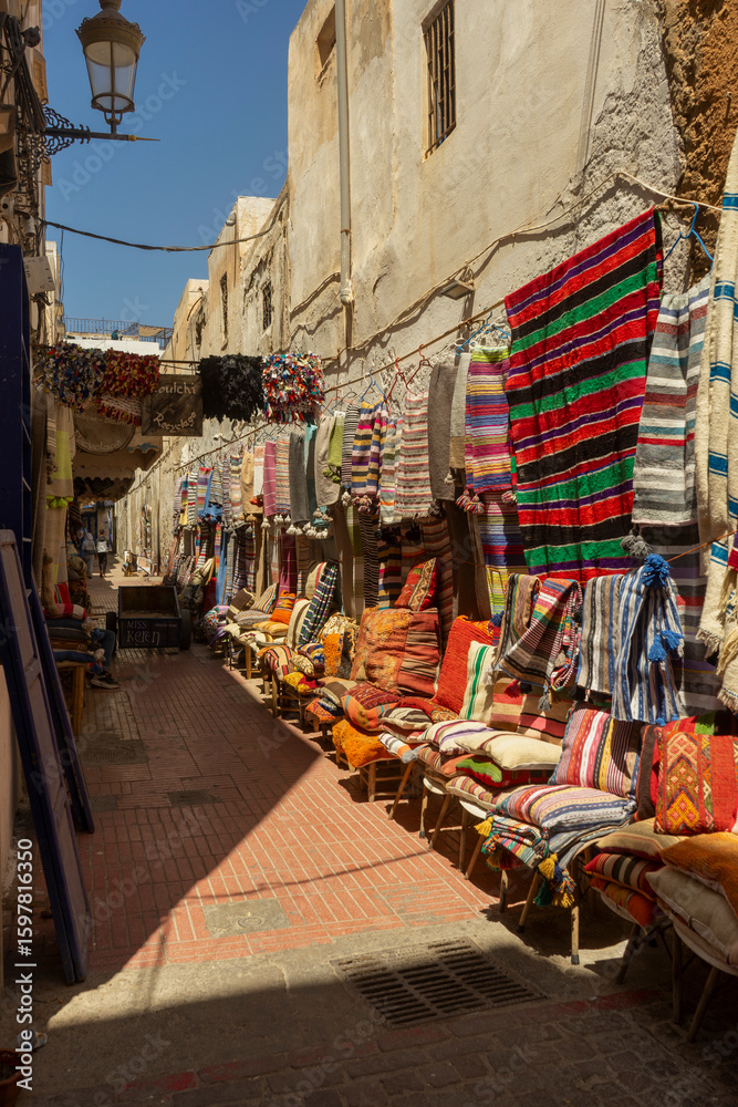 Obraz premium paseo por la medina del pueblo de essaouira en Marruecos