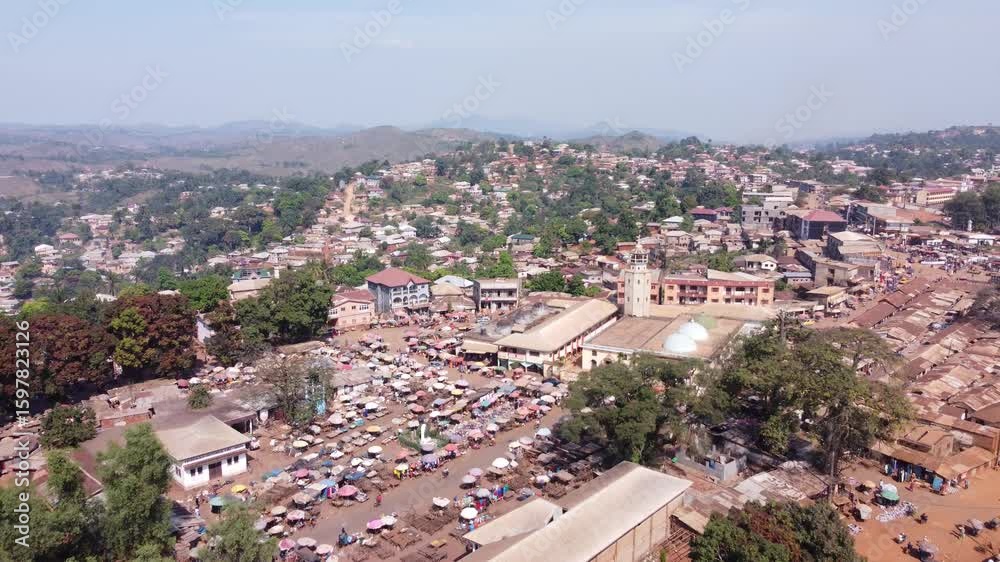 Vue aérienne de la ville de Foumban, capitale du peuple Bamoun au Cameroun

