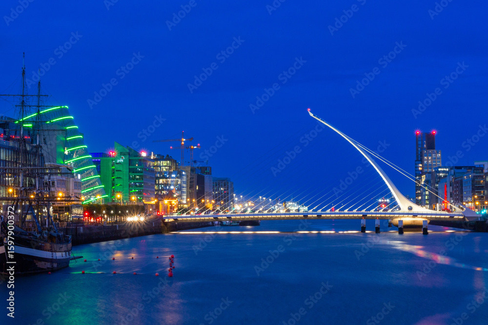Obraz premium Bridge across city river during blue hour
