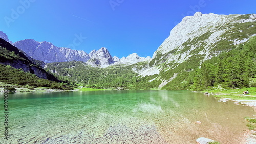Kristallklarer Seebensee in alpiner Landschaft bei Sonnenschein