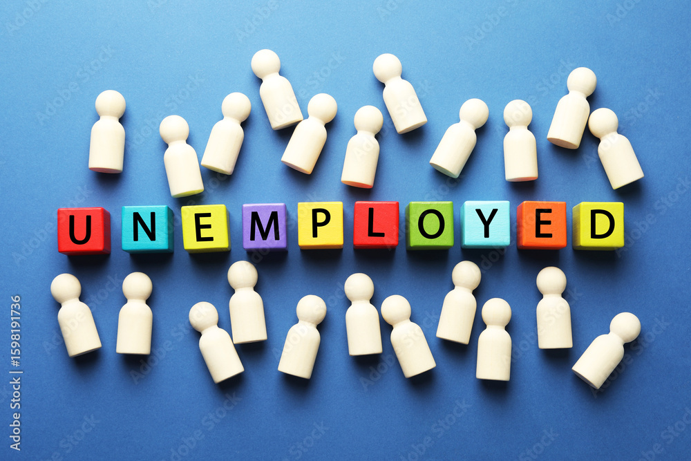 Obraz premium Word Unemployed and human figures on blue background, flat lay