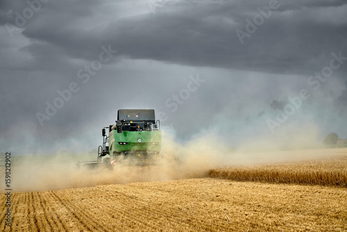 combine harvester harvestin...