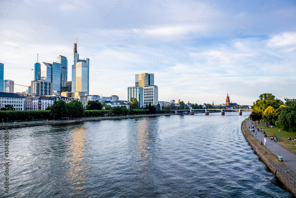 Naklejka premium Abendlicher Spaziergang durch Mainmetropole Frankfurt am Main und ihrer wunderschönen Hafenpromenade - Hessen - Deutschland