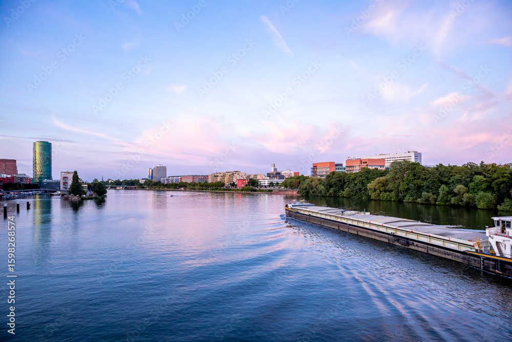 Fototapeta premium Abendlicher Spaziergang durch Mainmetropole Frankfurt am Main und ihrer wunderschönen Hafenpromenade - Hessen - Deutschland