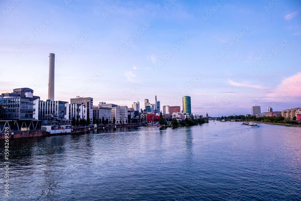 Naklejka premium Abendlicher Spaziergang durch Mainmetropole Frankfurt am Main und ihrer wunderschönen Hafenpromenade - Hessen - Deutschland