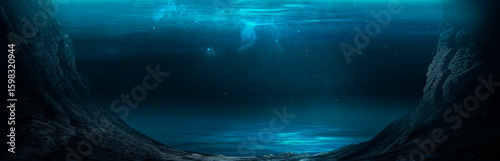 Foto Dark sea bottom, underwater cave, water.