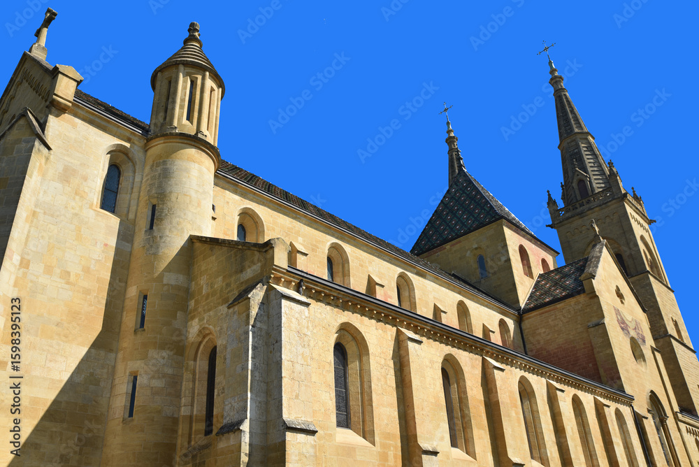 Fototapeta premium Tours de la collégiale Notre-Dame de Neuchâtel. Suisse 