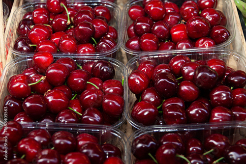 Venta de cerezas en el mercado.