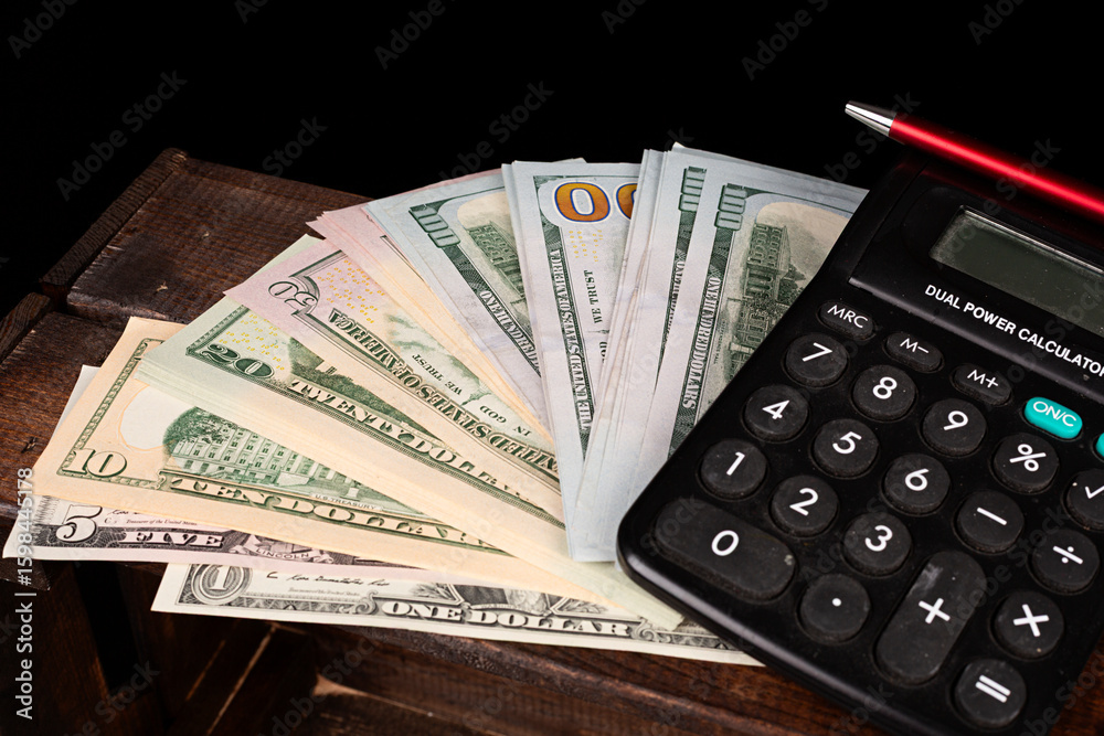 Fototapeta premium Dólares americanos y calculadora.