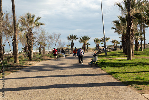 Paisaje de paseo marítimo con personas paseando.