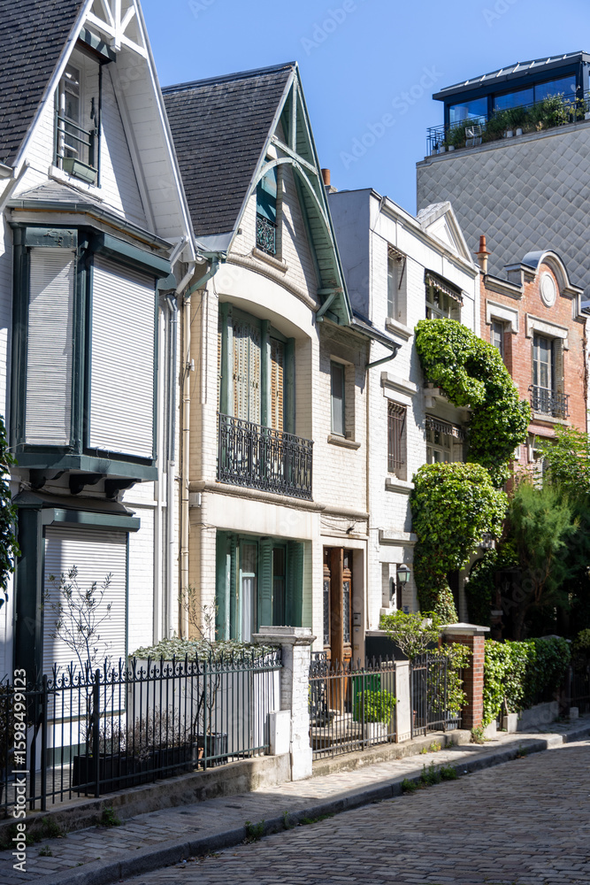 Obraz premium Real Estate in Paris, France – Historical Buildings and Classic Architecture